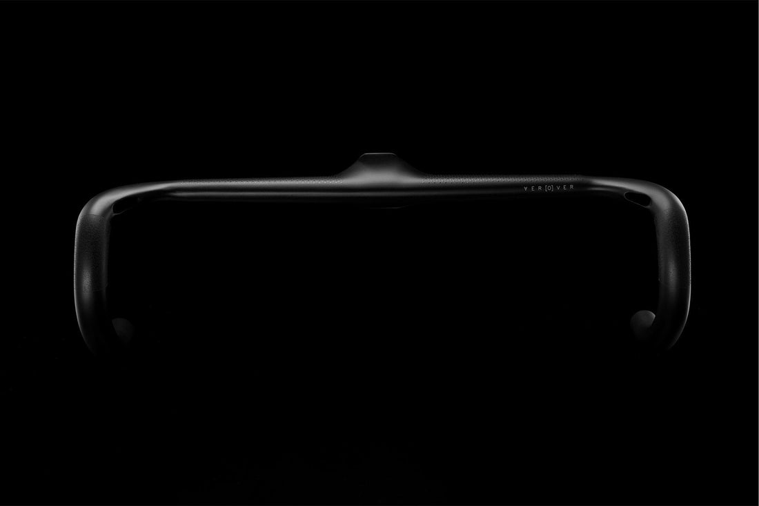 Carbon integrated road handlebar seen from the front