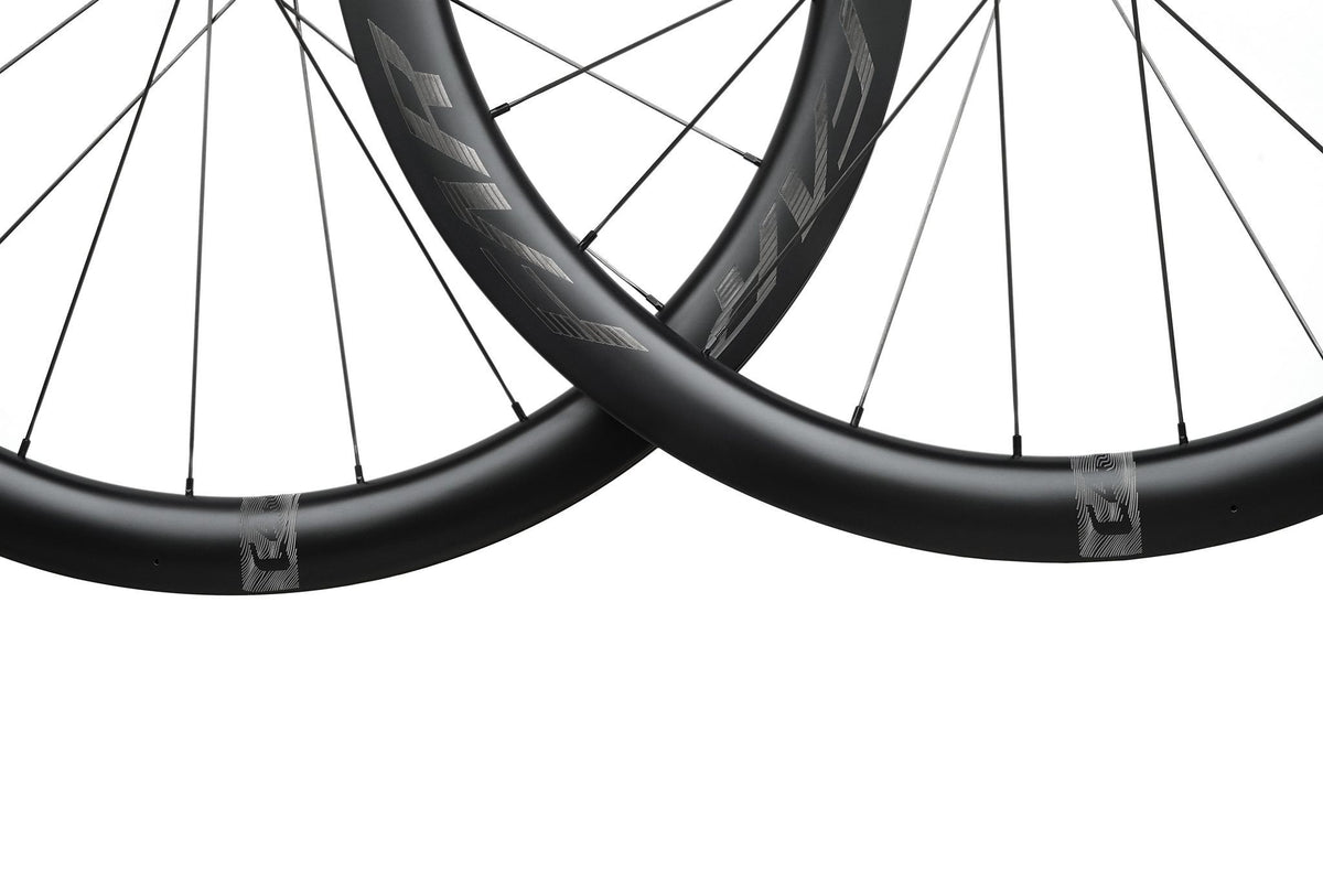 Détail de la roue Farsports C4, moyeu CH01 et rayons acier Alpina Ultralite