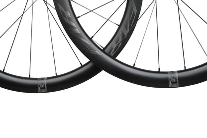 Détail de la roue Farsports C4, moyeu CH01 et rayons acier Alpina Ultralite