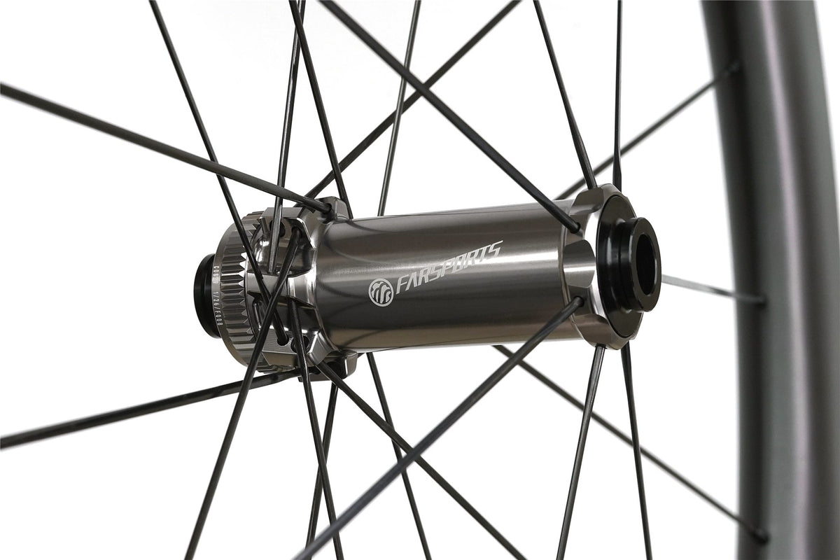 Gros plan du moyeu avant Farsports CH01 avec rayons acier Alpina Ultralite
