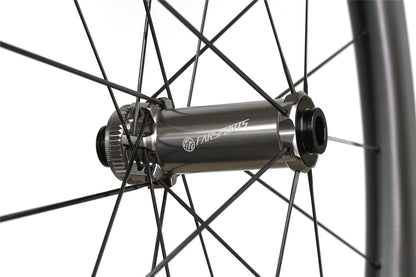 Gros plan du moyeu avant Farsports CH01 avec rayons acier Alpina Ultralite