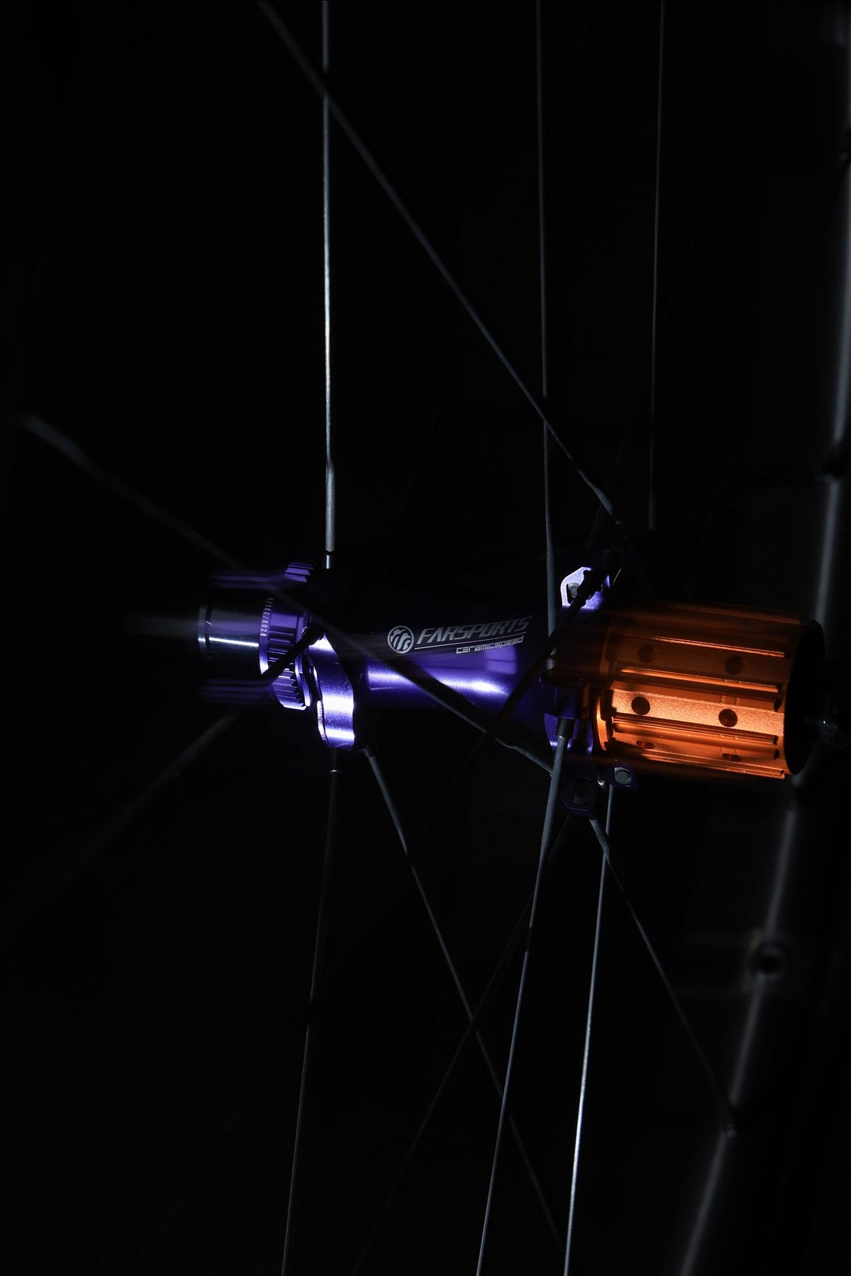 Moyeu arrière de la Farsports EVO S5 Purple Hub vu de côté, corps de roue libre orange