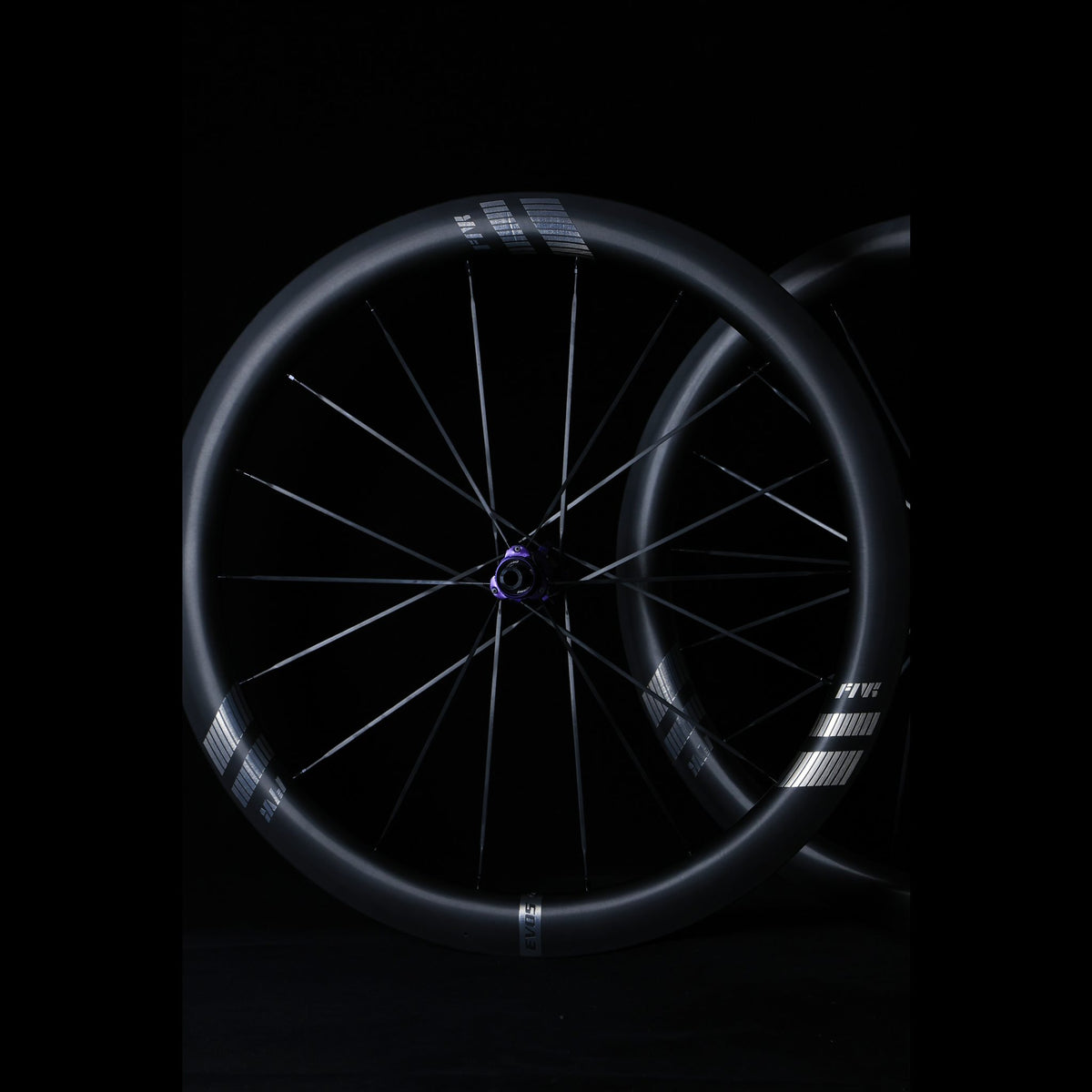 Roues Farsports EVO S5 Purple Hub, avant et arrière sur fond noir