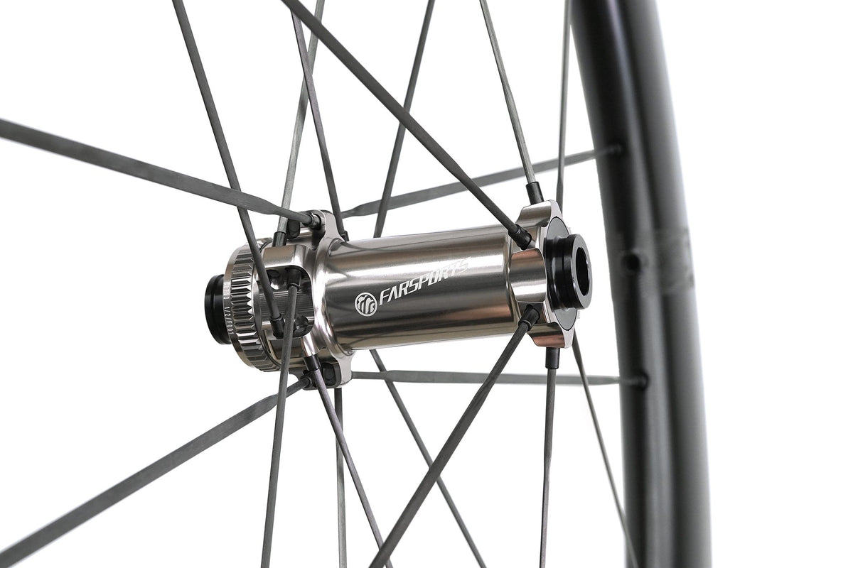 Farsports SH01 front hub close-up with bladed carbon spokes