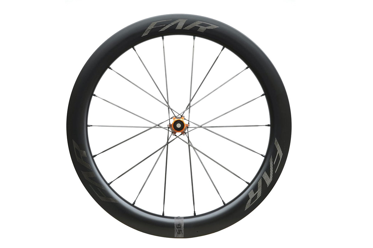Roue Farsports S6 de trois quarts, avec rayons carbone profilés