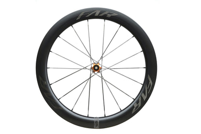 Roue Farsports S6 de trois quarts, avec rayons carbone profilés