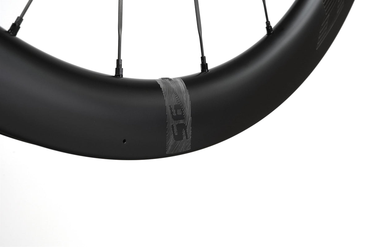 Détail de la roue Farsports S6, moyeu SH01 et rayons carbone profilés
